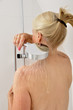 Seniorin unter der Dusche