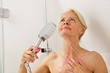 Foto: Seniorin unter der Dusche Seniorin unter der Dusche