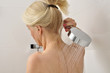 Seniorin unter der Dusche