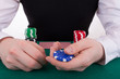 Der junge Mann spielt Poker