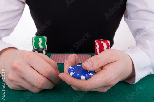 Photo: Der junge Mann spielt Poker Der junge Mann spielt Poker