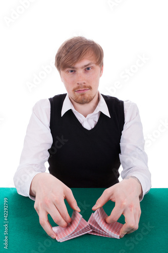 Photo: Der junge Mann spielt Poker Der junge Mann spielt Poker