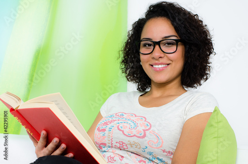 Foto: junge frau schaut in ein buch junge frau schaut in ein buch