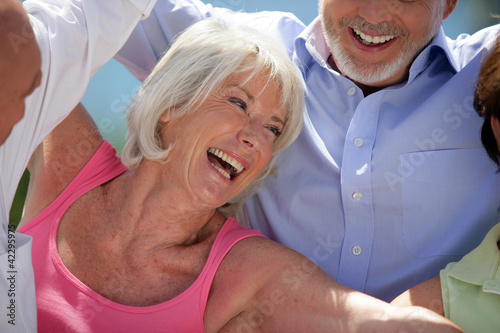 Foto: Elderly friends outdoors Elderly friends outdoors