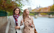 Foto: Romantic couple in Paris at fall, having a date Romantic couple in Paris at fall, having a date
