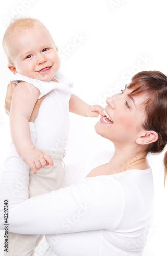 Foto: mama mit baby isoliert mama mit baby isoliert