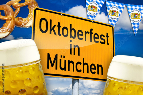 Foto: Schild mit Oktoberfest in München mit Bier Schild mit Oktoberfest in München mit Bier