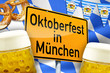 Schild mit Oktoberfest in München mit Bier