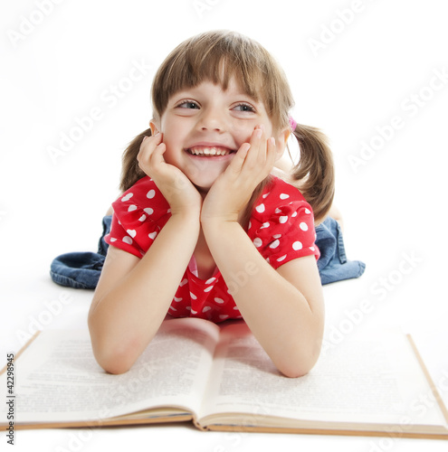Foto: little girl reading book little girl reading book