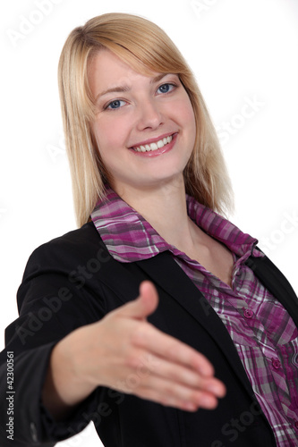 Foto: Blond woman holding hand out Blond woman holding hand out