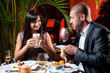 Foto: Beautiful couple in love drinking coffee at restaurant Beautiful couple in love drinking coffee at restaurant