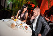 Foto: Beautiful couple in a restaurant on romantic date Beautiful couple in a restaurant on romantic date