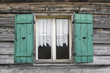 Fenster einer Berghütte in Südtirol, Italien