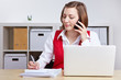 Frau mit Handy und Laptop