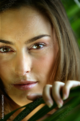 Foto: Close-up of woman touching leaf Close-up of woman touching leaf