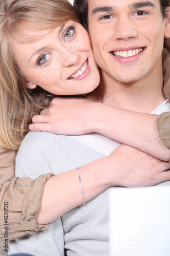 Foto: Woman embracing man Woman embracing man