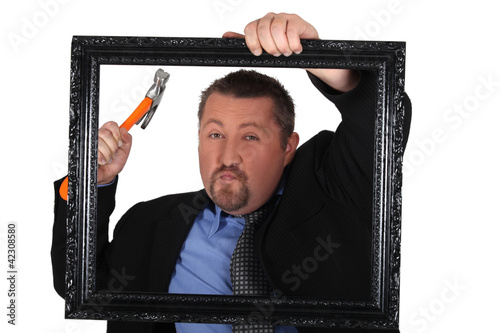 Foto: Black man hanging frame Black man hanging frame