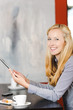 frau mit tablet-pc im café
