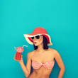 Foto: sensual woman with sunglasses drinking a cocktail sensual woman with sunglasses drinking a cocktail