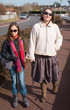 Photo: mère et fille dans la rue mère et fille dans la rue