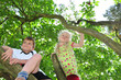 Kinder klettern auf einem Baum