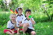 Kleine Kinder feuern an- (em,wm)