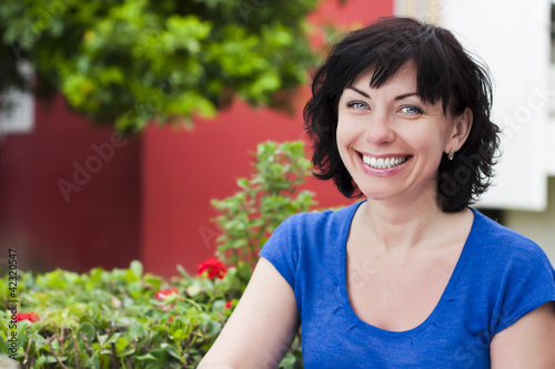 Foto: Adult woman, sitting at a table in cafe Adult woman, sitting at a table in cafe