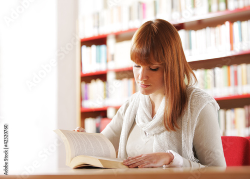 Foto: Student at library Student at library