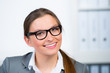 hübsche junge frau mit brille im büro