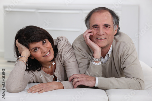 Photo: Middle-aged couple lying on a futon Middle-aged couple lying on a futon