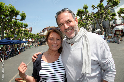 Foto: Senior couple doing shopping in seaside resort street Senior couple doing shopping in seaside resort street