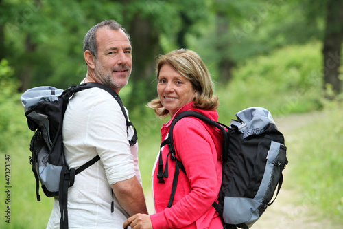 Foto: Portrait of smiling hikers in forest pathway Portrait of smiling hikers in forest pathway