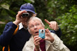 Foto: Couple Searching in Forest Couple Searching in Forest