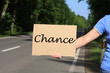 Tramper mit Schild Chance