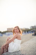 Frau am Sandstrand
