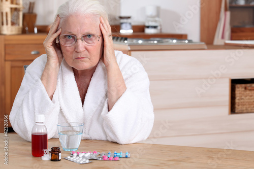 Foto: Older woman with medicine Older woman with medicine