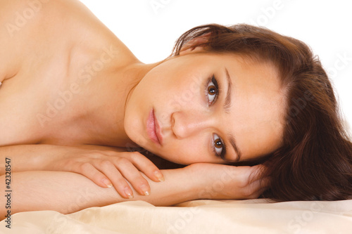 Foto: Beautiful smiling woman on bed at bedroom Beautiful smiling woman on bed at bedroom