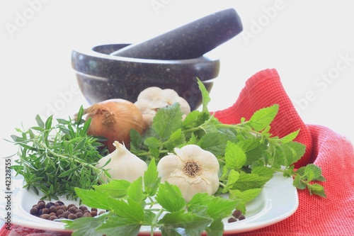 Foto: Kräutermischung mit Mörser Kräutermischung mit Mörser