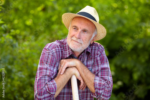 Foto: Senior gardener finished his work Senior gardener finished his work