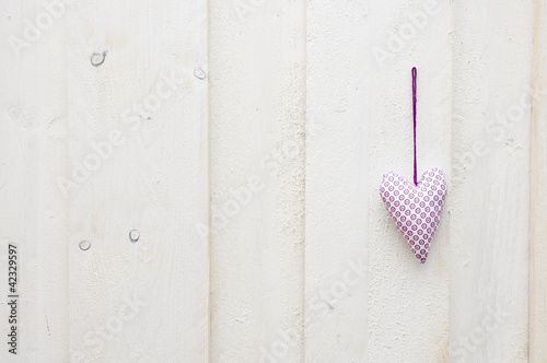 Photo: Herz an einer weißen Wand Herz an einer weißen Wand