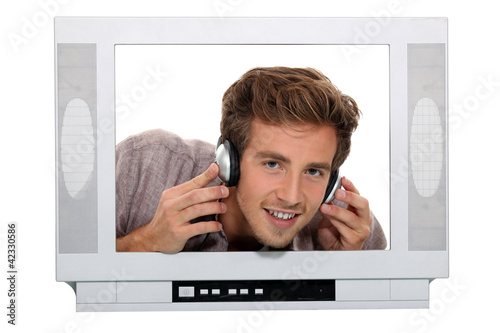 Foto: man with headphones behind TV man with headphones behind TV