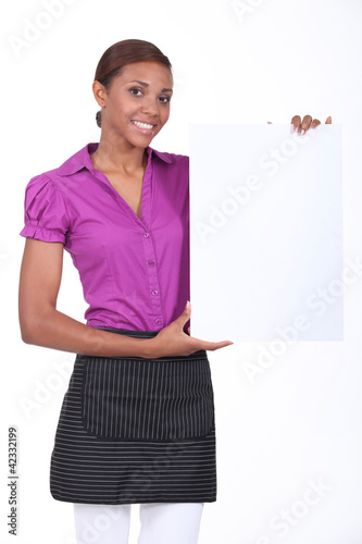 Foto: Businesswoma stood with blank poster Businesswoma stood with blank poster