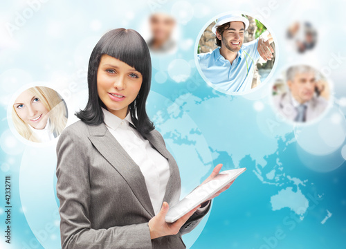 Foto: Portrait of businesswoman holding her tablet computer and commun Portrait of businesswoman holding her tablet computer and commun