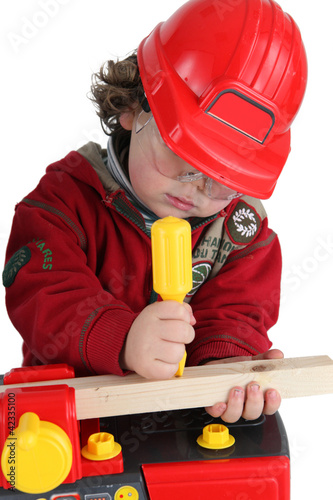 Foto: A child pretending to be a tradesperon A child pretending to be a tradesperon