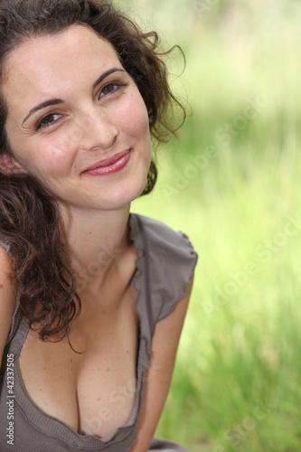 Foto: Brunette sat in field Brunette sat in field