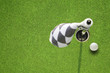 Foto: golf hole flag on a field golf hole flag on a field