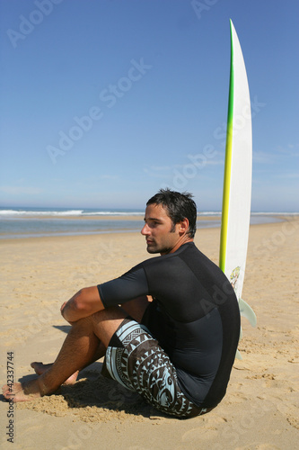 Foto: Surfer on the beach Surfer on the beach