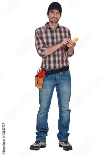 Foto: Electrician holding voltmeter Electrician holding voltmeter