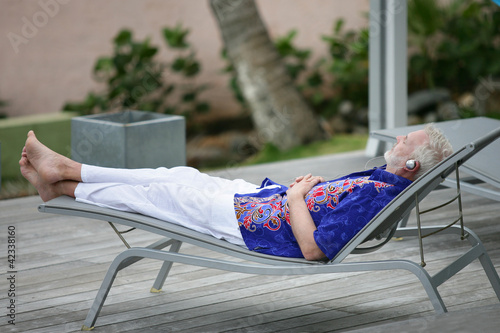 Foto: Man having a nap in the garden Man having a nap in the garden