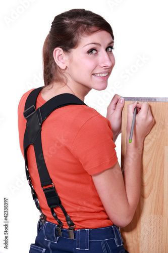 Foto: Woman measuring laminate flooring Woman measuring laminate flooring